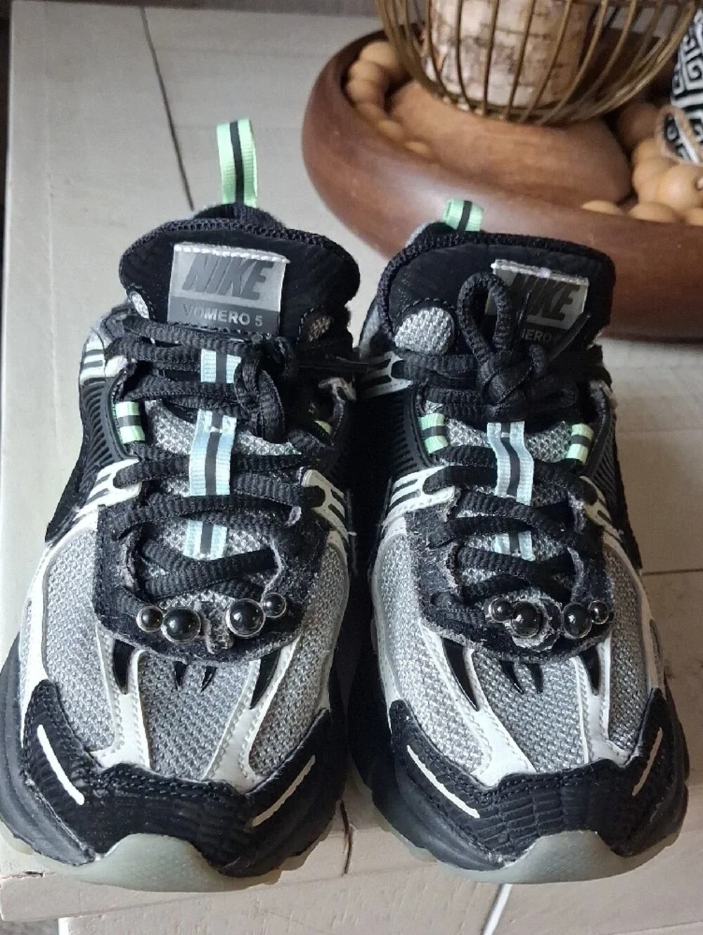 Nike Vomero 5 Kids Black White Gray Sneakers with Mint Pull Tab